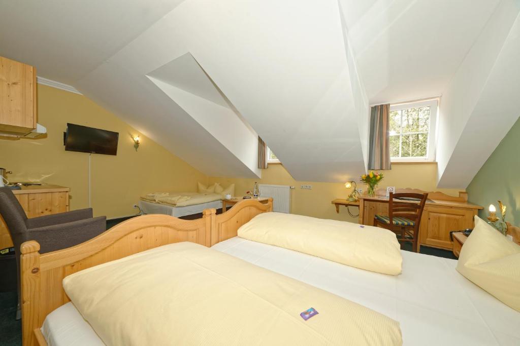 Postel nebo postele na pokoji v ubytování Hotel zum Maximilian