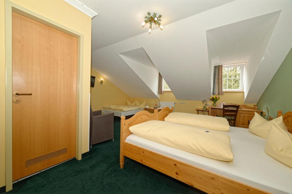Postel nebo postele na pokoji v ubytování Hotel zum Maximilian