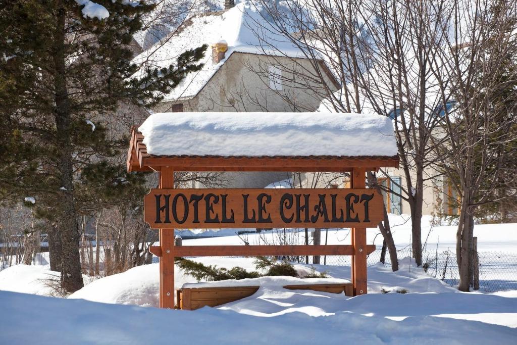 een bord met de naam hotel ijskapel in de sneeuw bij Hotel le Chalet in Gresse-en-Vercors