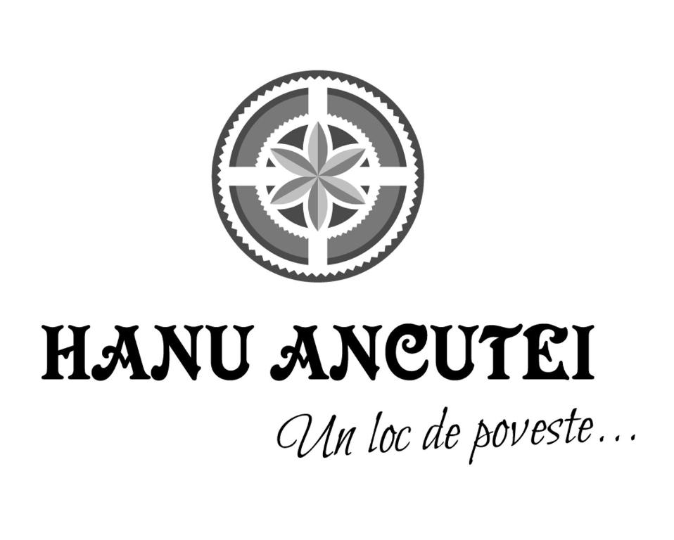 un logo pour un restaurant hawaïen avec une roue dans l'établissement Hanul Ancutei, à Arămoaia