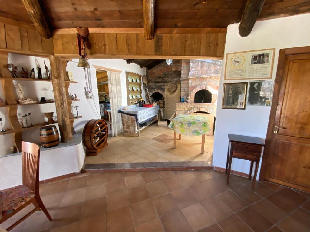 sala de estar amplia con mesa y cocina en Villa Concetta, en San Giovanni in Fiore