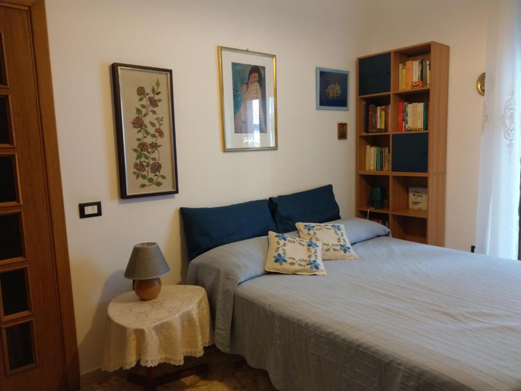 サレルノにあるAppartamento MERCATELLOのベッドルーム1室(ベッド1台、テーブルの上にランプ付)