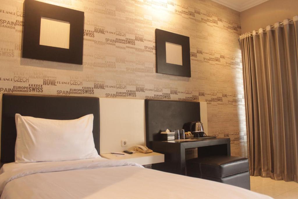 Postel nebo postele na pokoji v ubytování Luminor Hotel Jember By WH