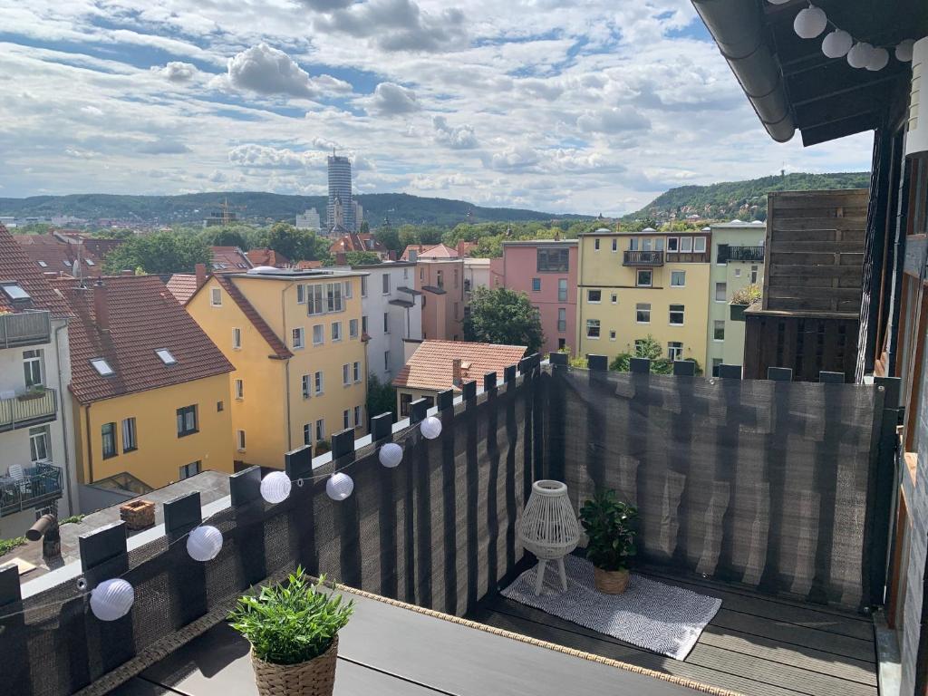 balcone con vista sulla città di Apartment Skyline of Jena, luxuriös, einzigartig, free Wifi, Parkplatz, klimatisiert, zentral a Jena