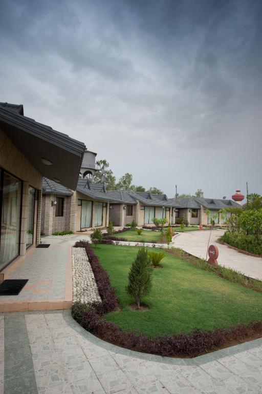 Zahrada ubytování Shri Radha Brij Vasundhara Resort & Spa