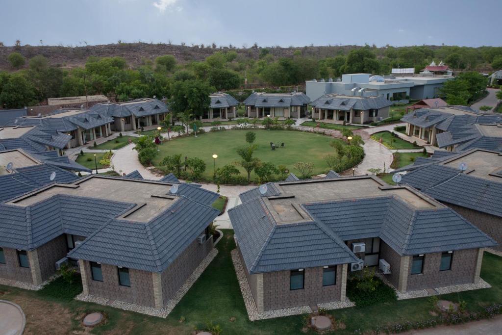 una vista aérea de una fila de casas en Shri Radha Brij Vasundhara Resort & Spa, en Govardhan