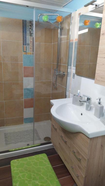 łazienka z umywalką i prysznicem w obiekcie Casa Carlo w mieście Alghero