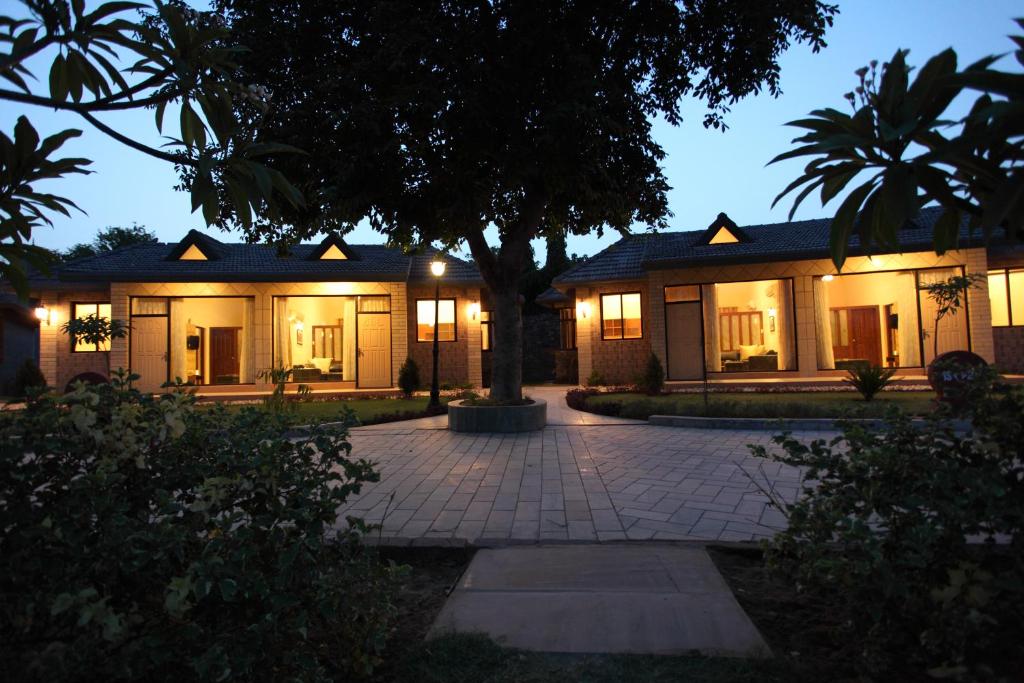 Zahrada ubytování Shri Radha Brij Vasundhara Resort & Spa