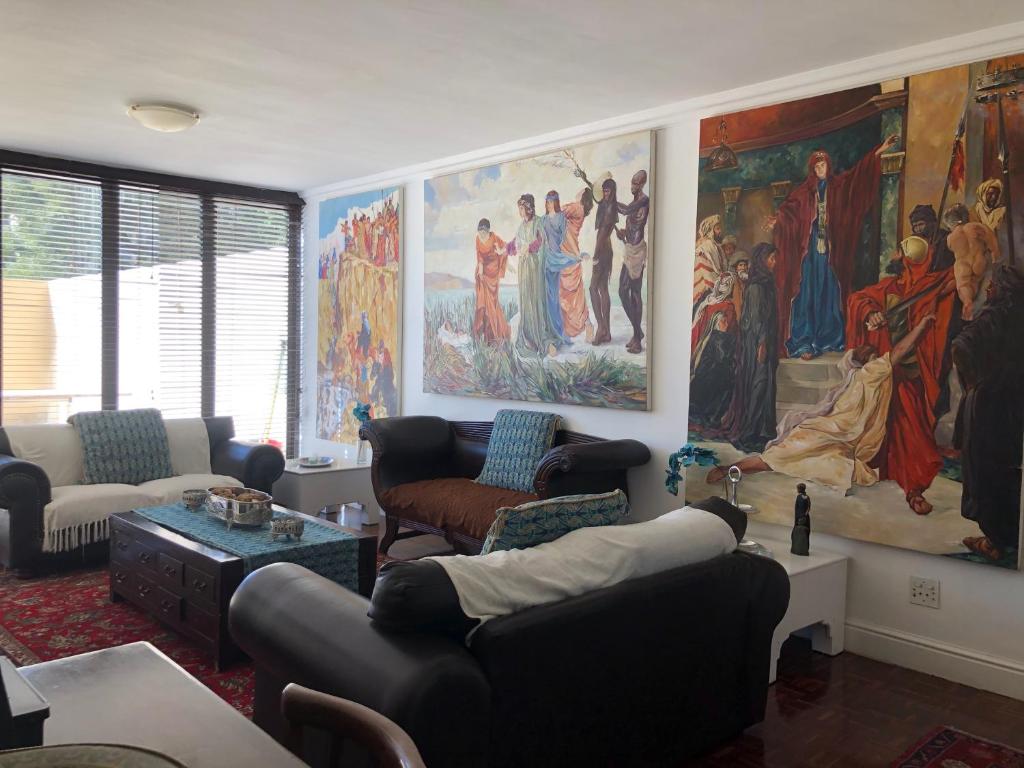 una sala de estar con una gran pintura en la pared en Sandton Luxury Living at 102 Kambula, en Johannesburgo
