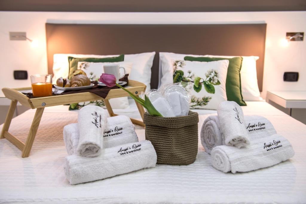 レッジョ・ディ・カラブリアにあるAngel's Care B&Bのベッドにタオルを用意しています。