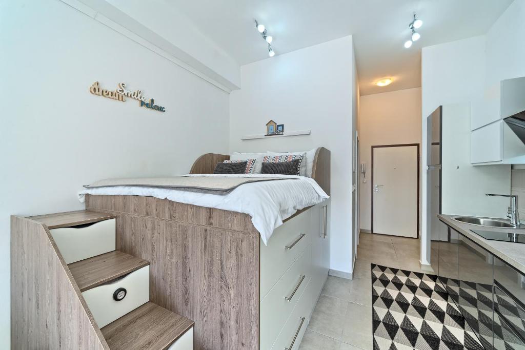 Posteľ alebo postele v izbe v ubytovaní Modern apartments with sea view 150 meters to beach