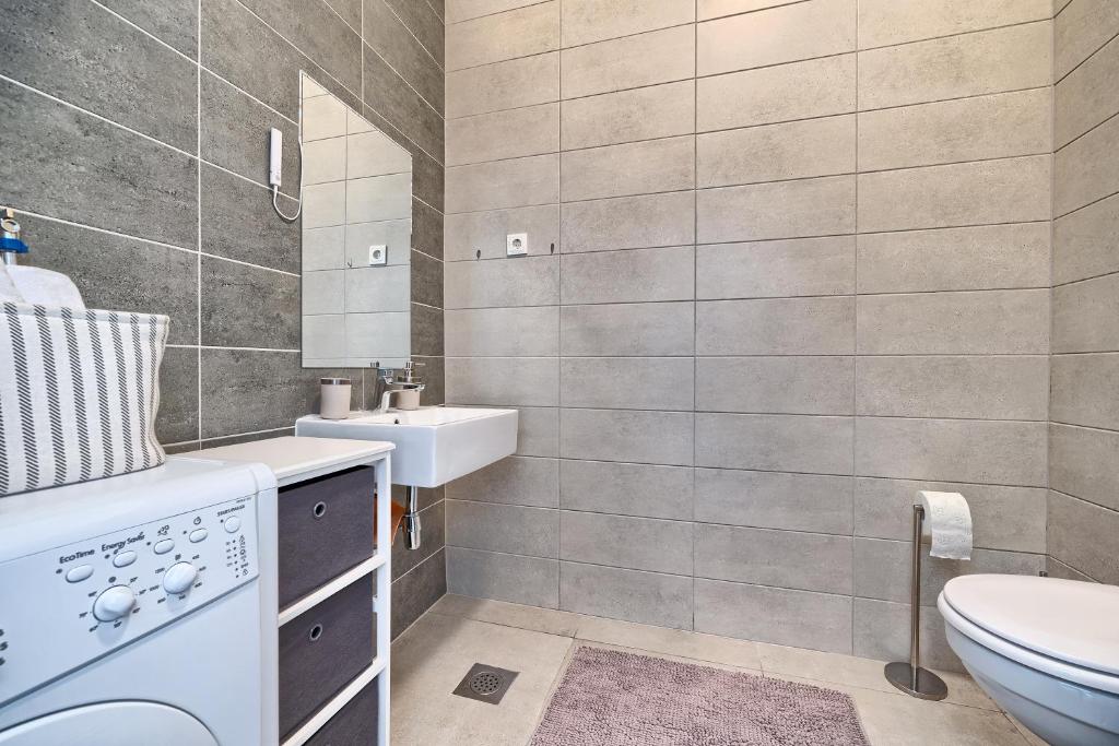 Kúpeľňa v ubytovaní Modern apartments with sea view 150 meters to beach