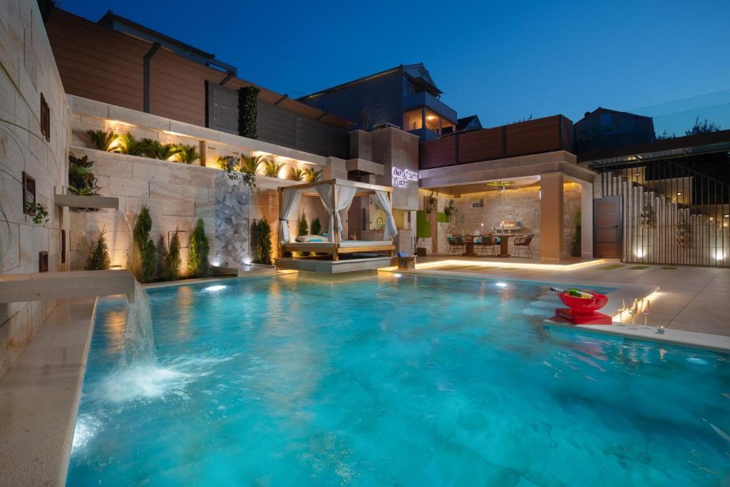 una gran piscina en el patio trasero de una casa en Villa Arbanessa with Heated Pool, en Trogir