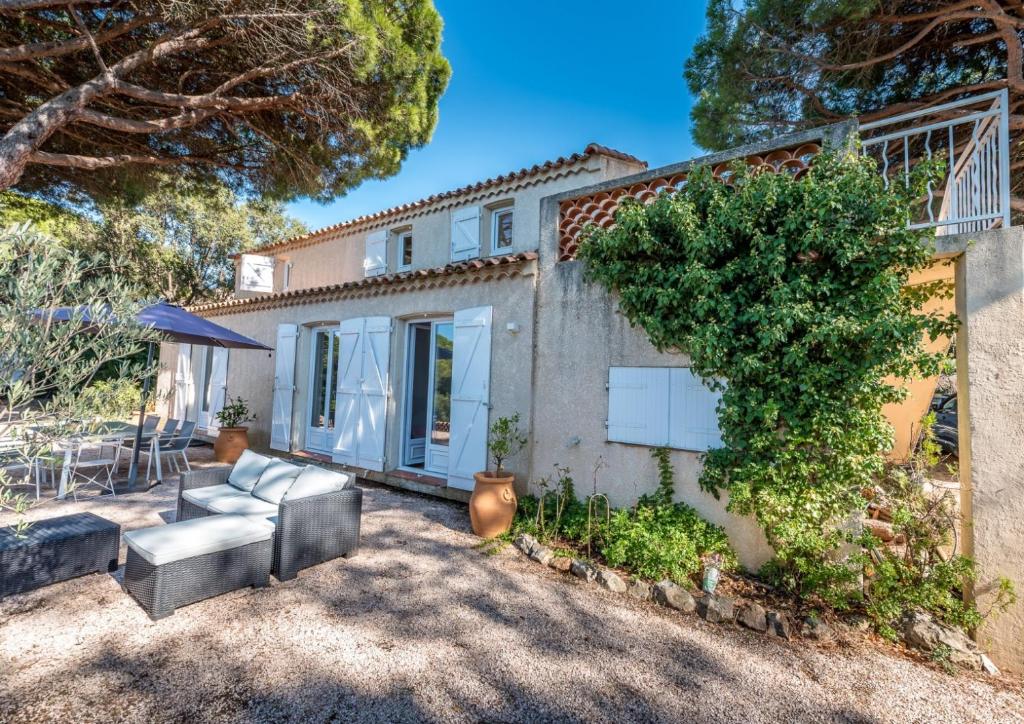 een huis met een bank in de tuin bij Riviera in Sainte-Maxime