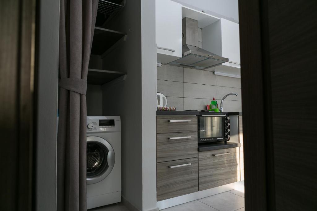 Kuchyň nebo kuchyňský kout v ubytování Manos Housing Units