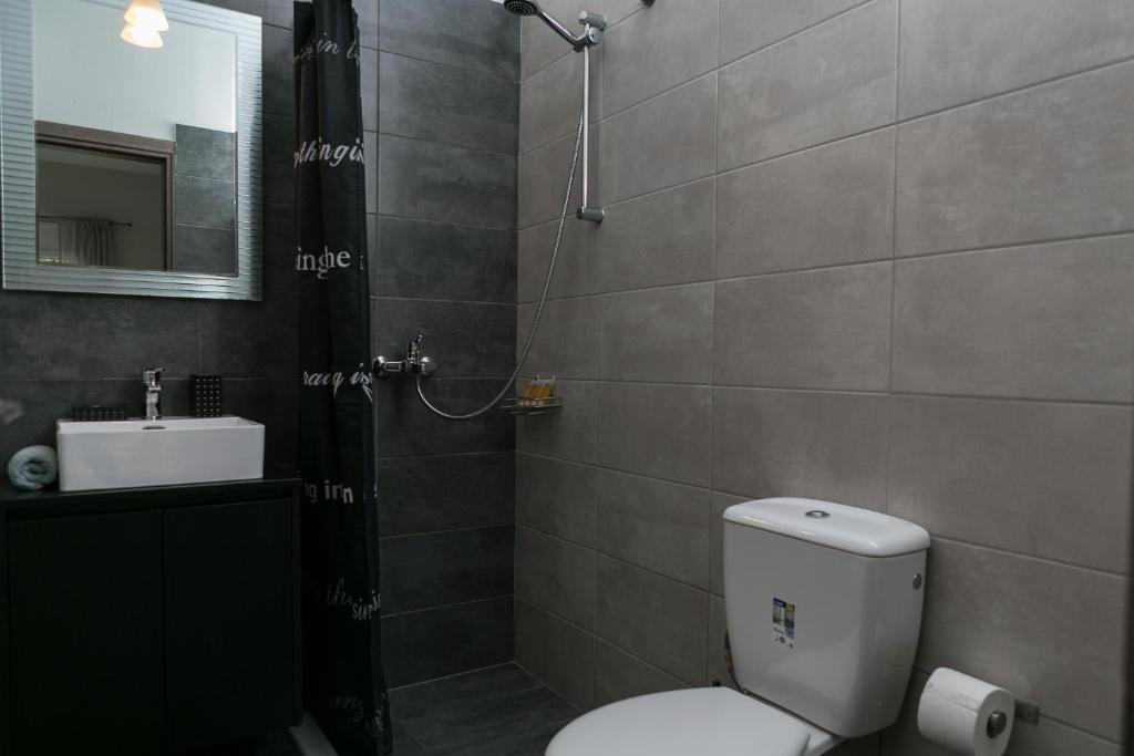 Koupelna v ubytování Manos Housing Units