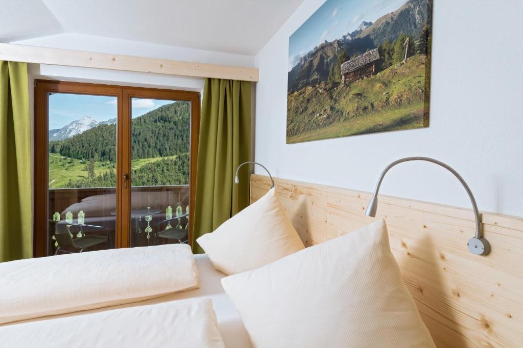 Postel nebo postele na pokoji v ubytování Alpenhotel Wanderniki