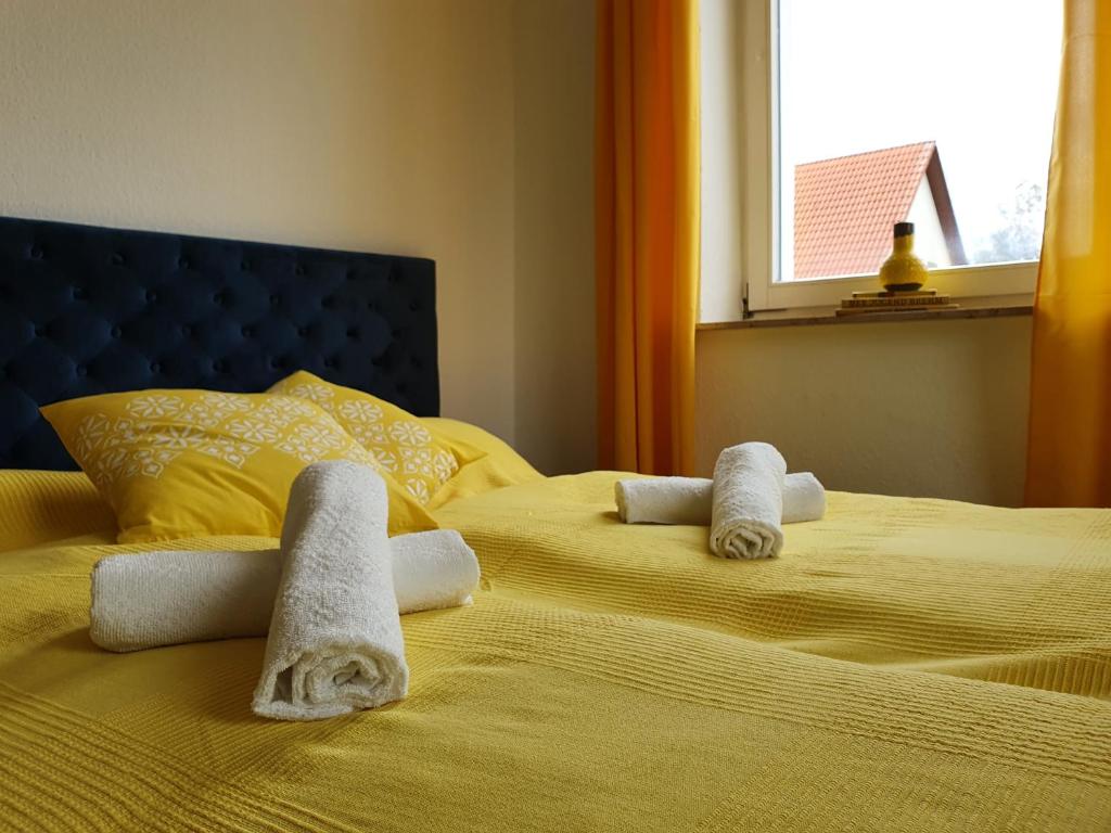 Postel nebo postele na pokoji v ubytování Garni Hotel Biebertal am Milseburgradweg