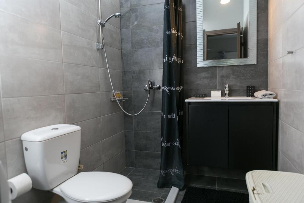 Koupelna v ubytování Manos Housing Units