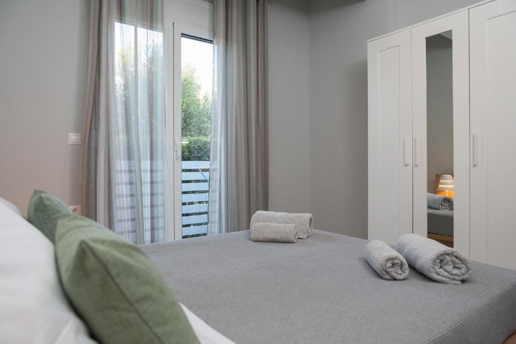 Postel nebo postele na pokoji v ubytování Manos Housing Units