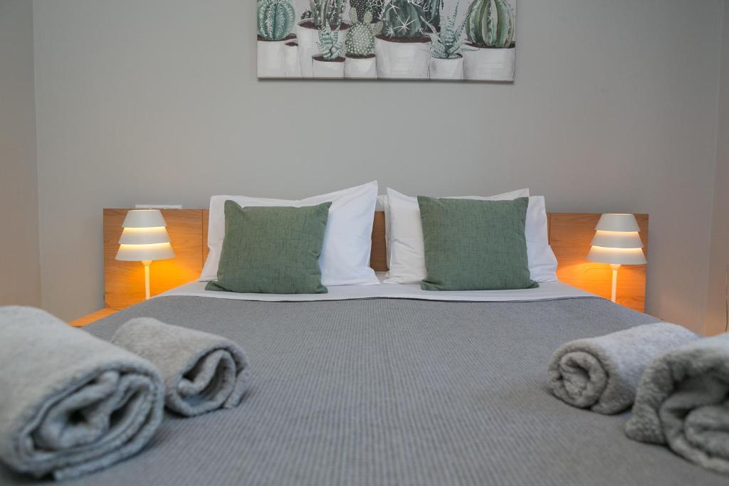 Postel nebo postele na pokoji v ubytování Manos Housing Units