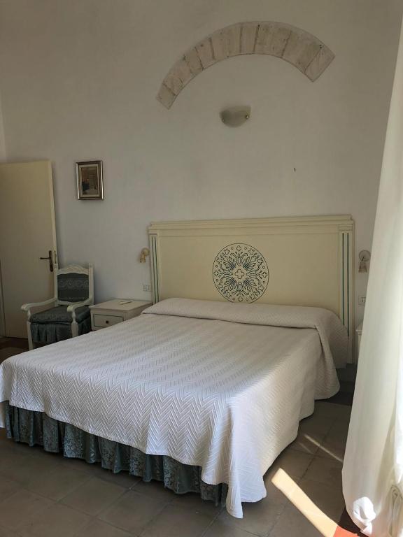A bed or beds in a room at Rocca Sul Mare Hotel