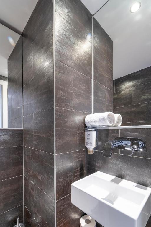 Koupelna v ubytování Pakat Suites