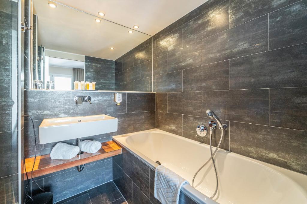 Koupelna v ubytování Pakat Suites