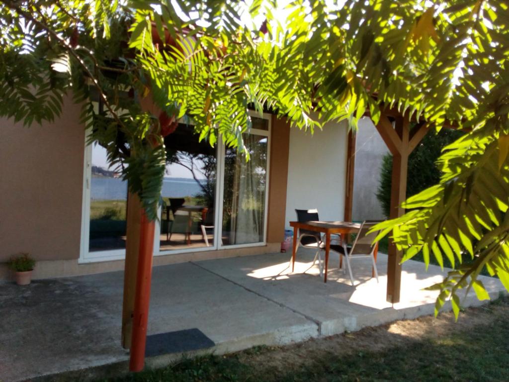 a table and chairs in front of a house at Kamenec chata Thermal in Kaluža