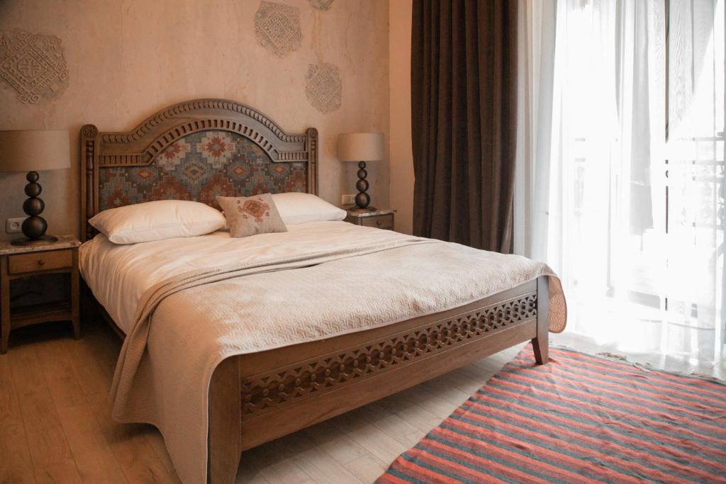 Postel nebo postele na pokoji v ubytování Boutique ETHNO HOTEL