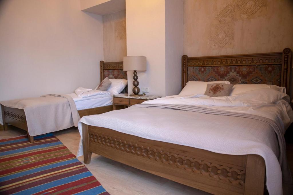 Postel nebo postele na pokoji v ubytování Boutique ETHNO HOTEL
