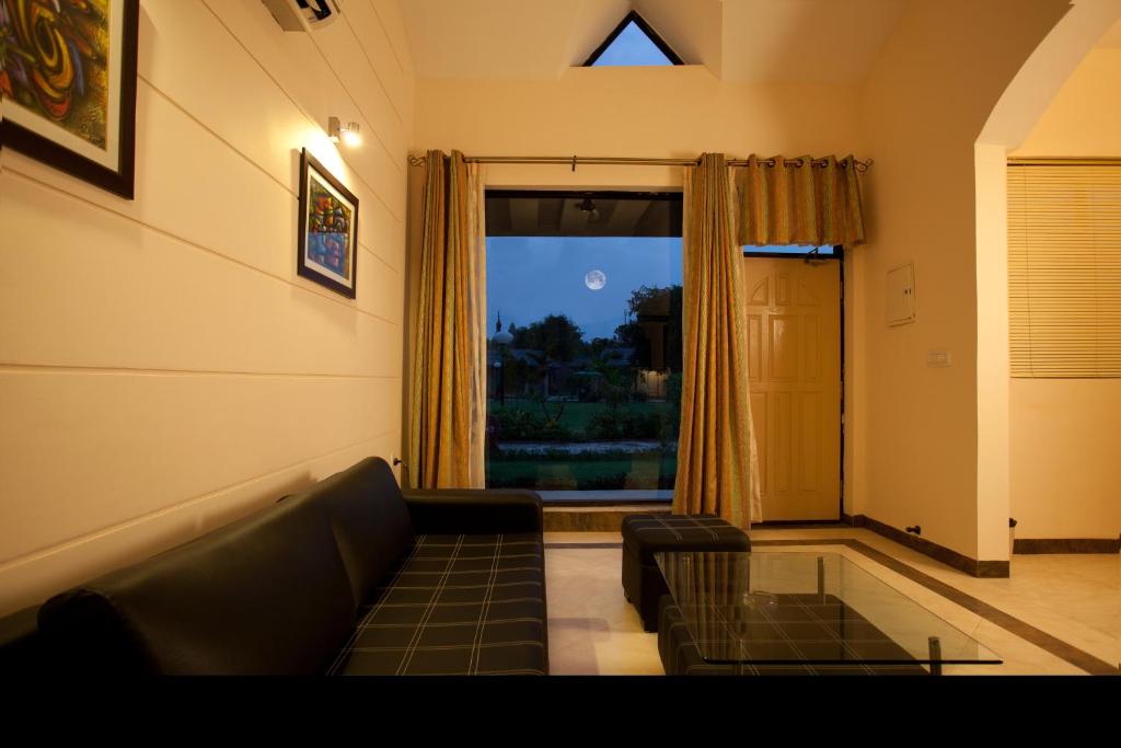 Posezení v ubytování Shri Radha Brij Vasundhara Resort & Spa