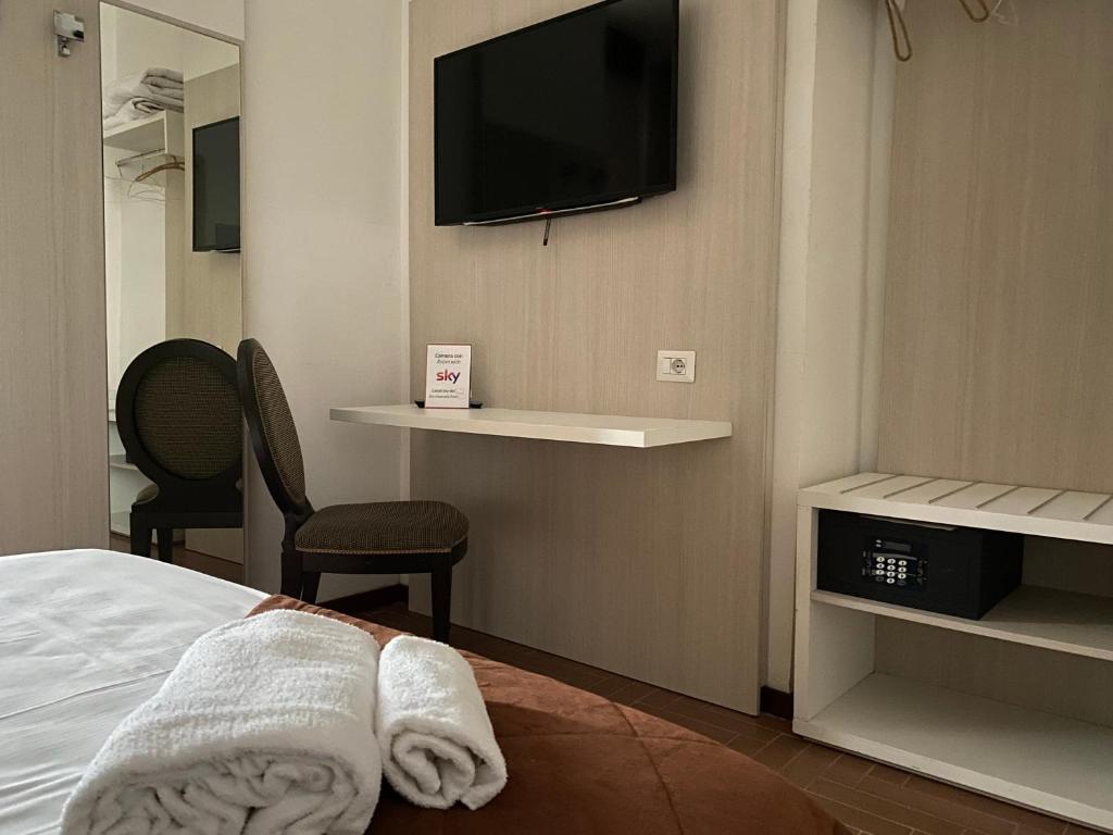 TV a/nebo společenská místnost v ubytování Hotel Ristorante Novara Expo