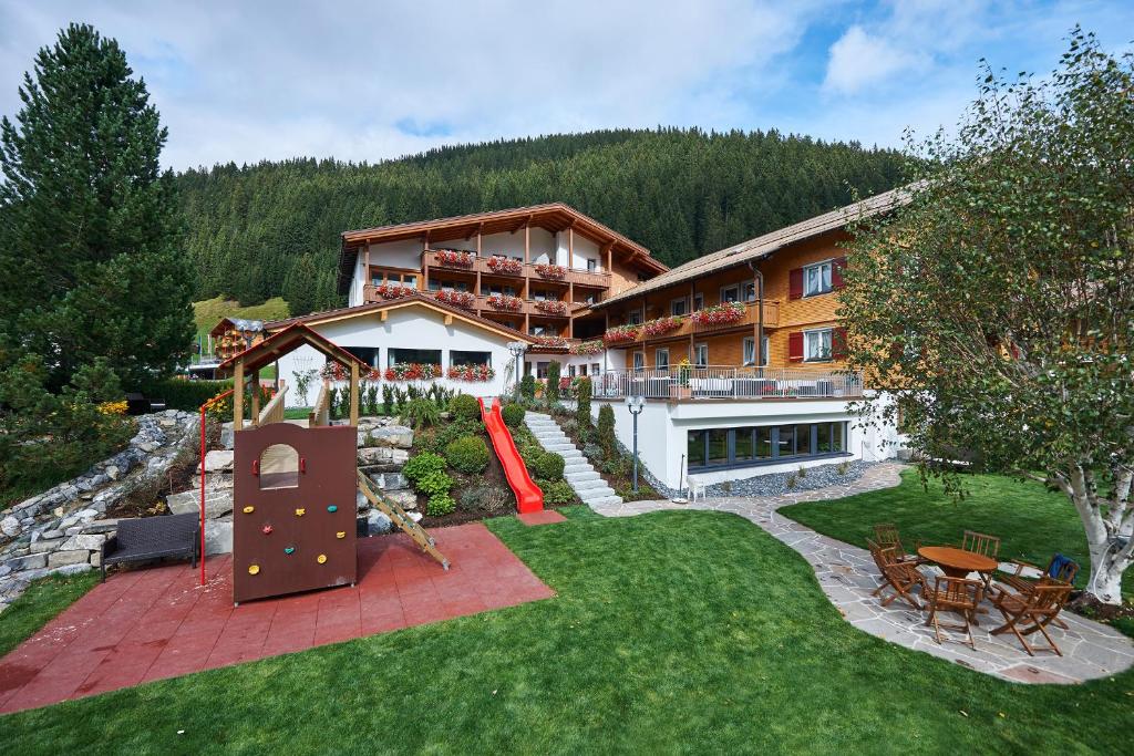 Nespecifikovaný výhled na hory nebo výhled na hory při pohledu z hotelu