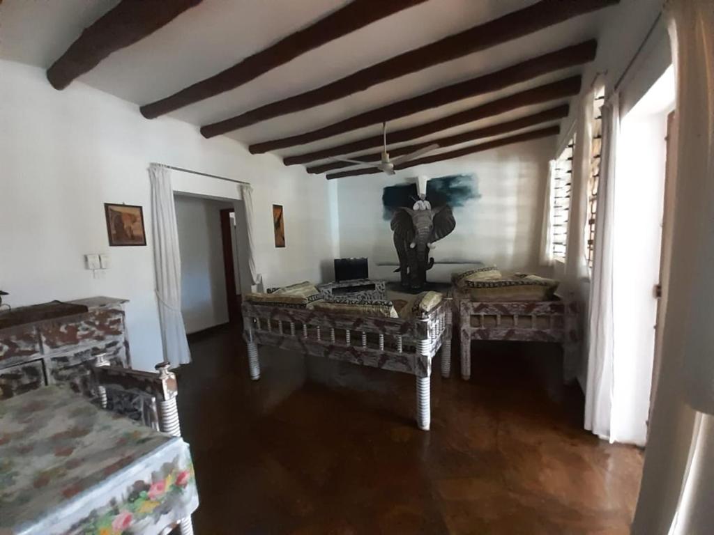 una habitación con 2 sillas y una mesa. en Eden House Cottages, en Malindi
