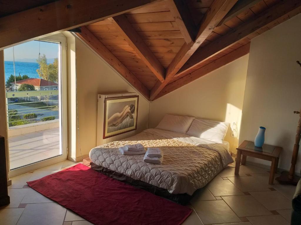 เตียงในห้องที่ Ostria Seaside Apartments