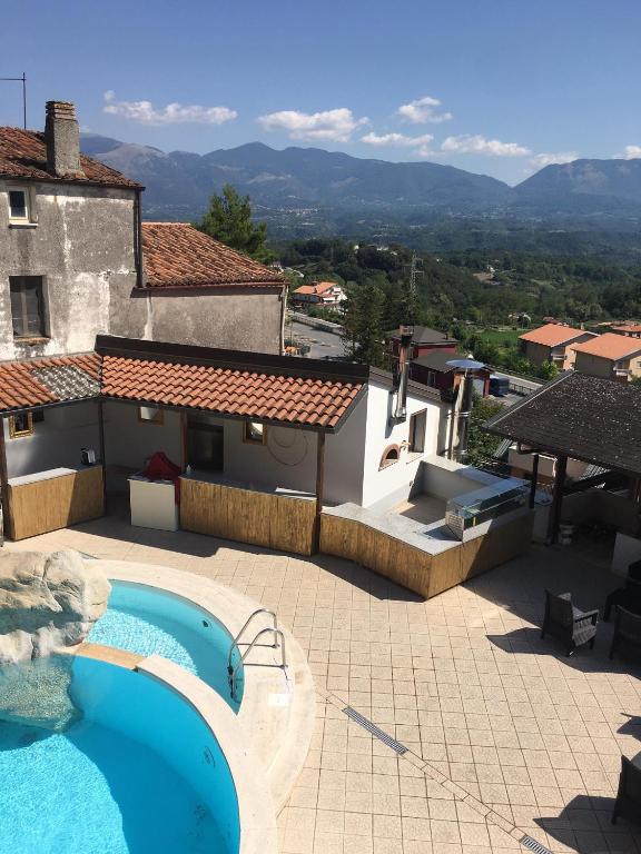 Nespecifikovaný výhled na hory nebo výhled na hory při pohledu z hotelu