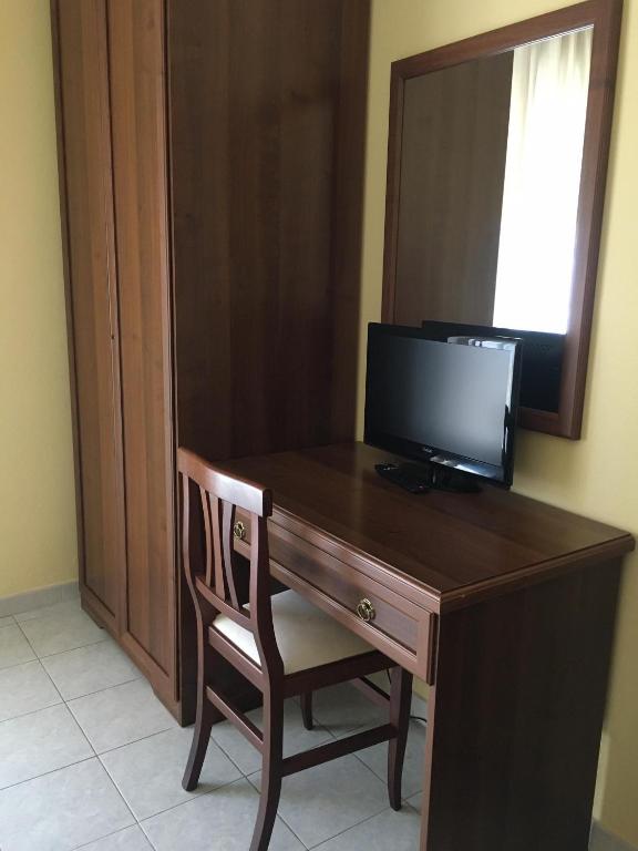 TV a/nebo společenská místnost v ubytování Hotel PINO LORICATO