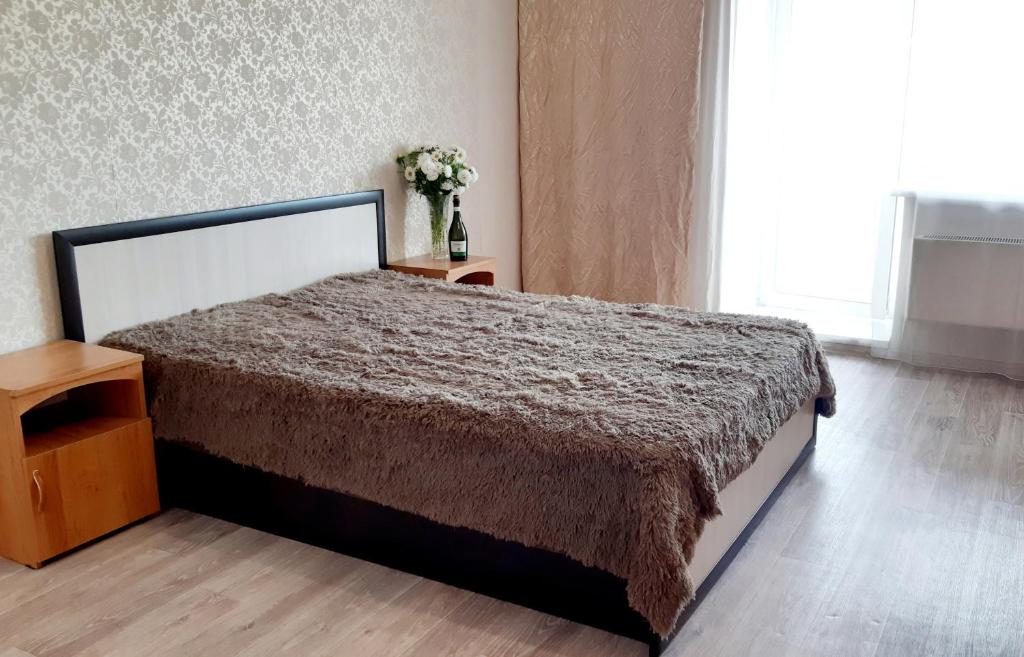 ミアスにあるApartment on Instrumentalshchikovのベッドルーム1室(ベッド1台、花瓶1本付)