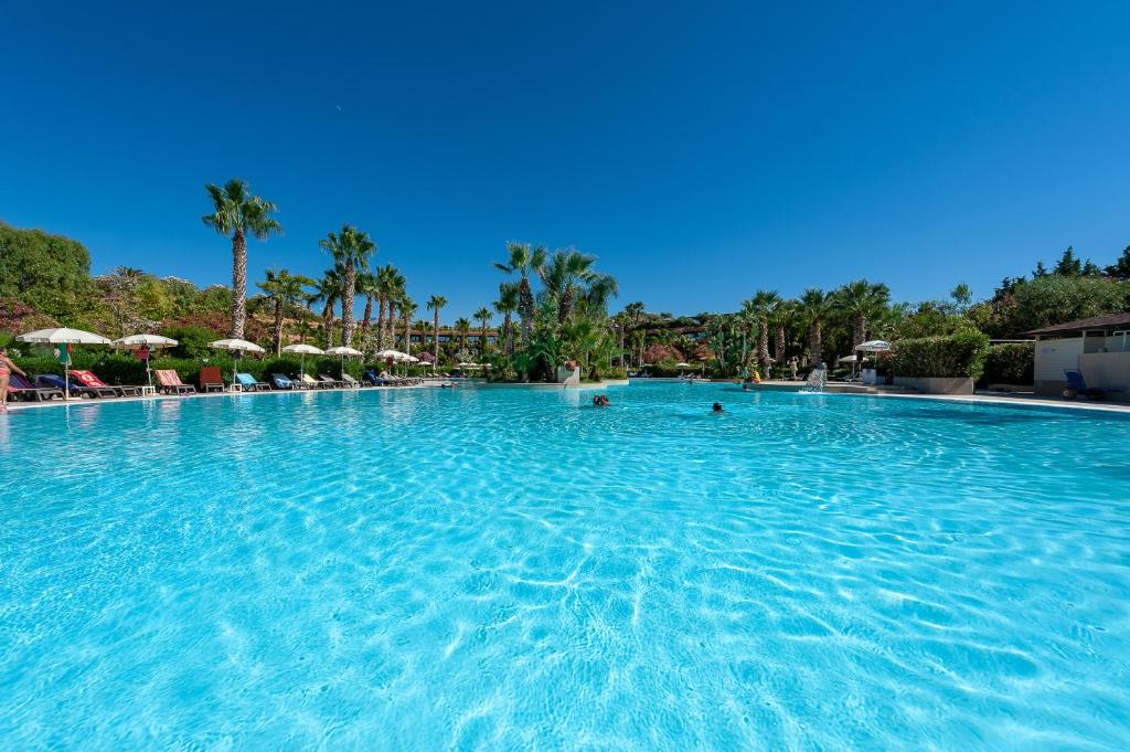 Het zwembad bij of vlak bij Acacia Resort Parco Dei Leoni