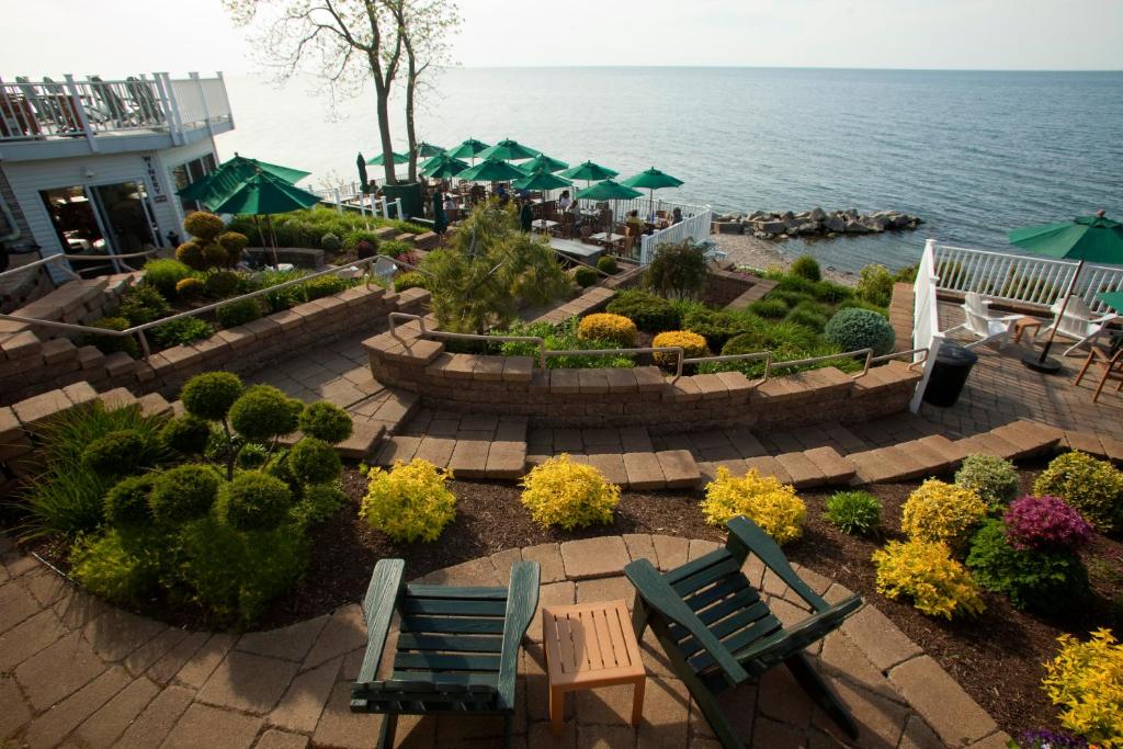 una vista aérea de un jardín con sillas y agua en The Lakehouse Inn Geneva en Geneva-on-the-Lake