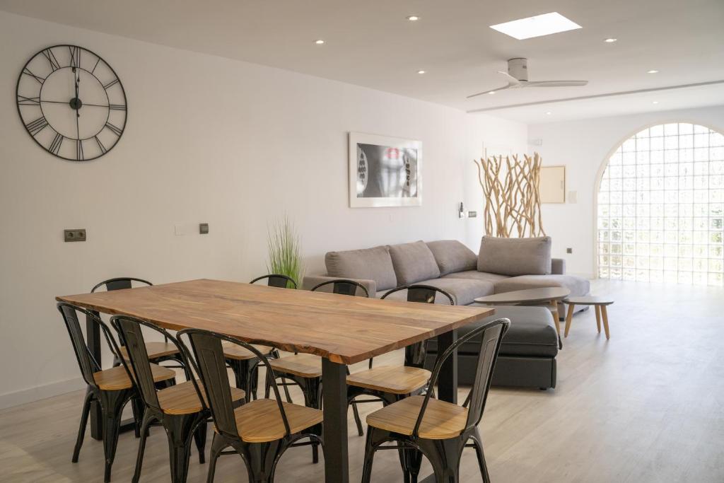 een woonkamer met een tafel en stoelen en een bank bij Villa Ohana in Roquetas de Mar