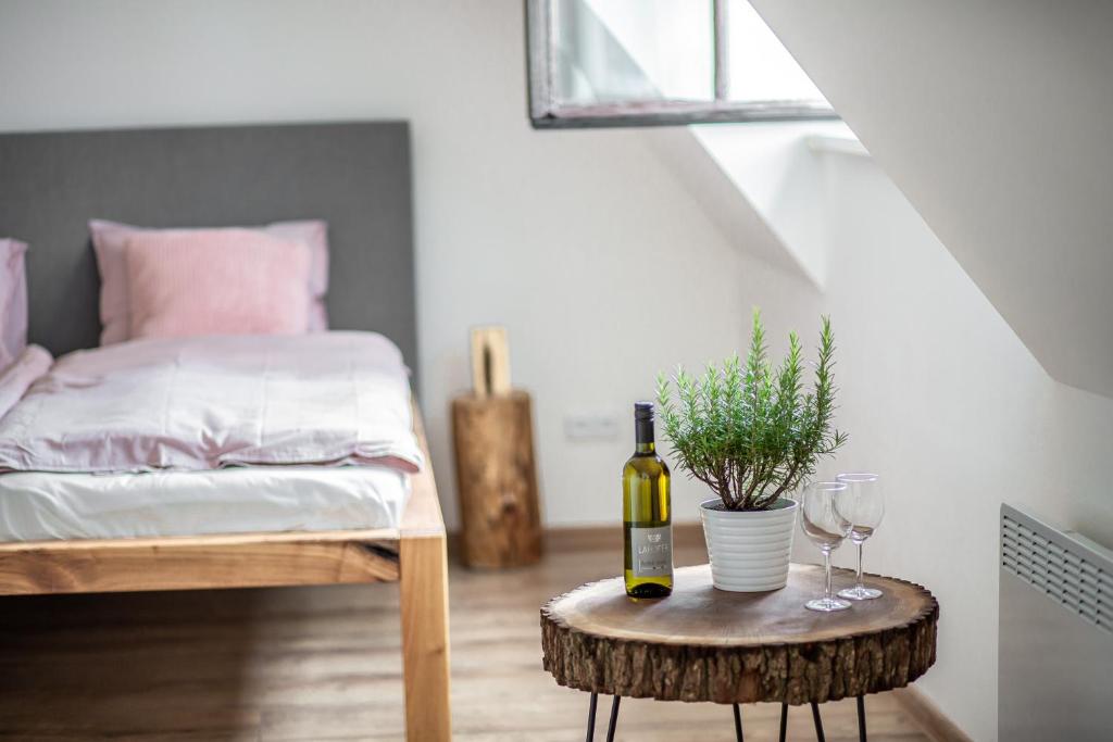 Postel nebo postele na pokoji v ubytování Apartmány na Mikulášském náměstí