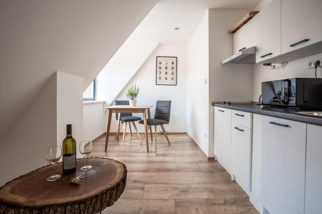 Kuchyň nebo kuchyňský kout v ubytování Apartmány na Mikulášském náměstí