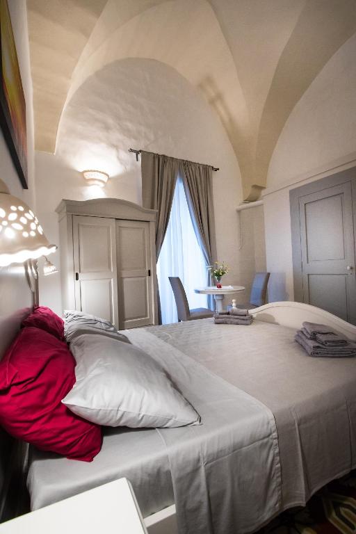 Posteľ alebo postele v izbe v ubytovaní Le Finestre Su Porta Carrese - Luxury Rooms