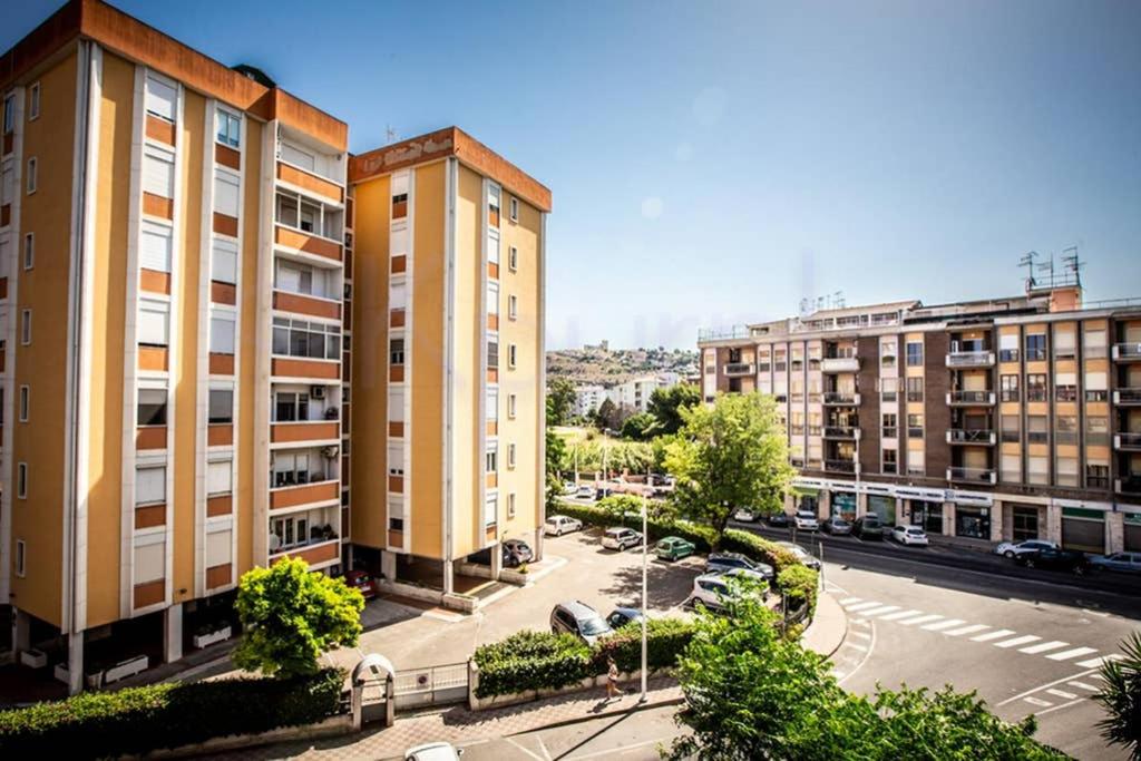 widok na dwa wysokie budynki i ulicę w obiekcie Il Canestro Sardo w Cagliari