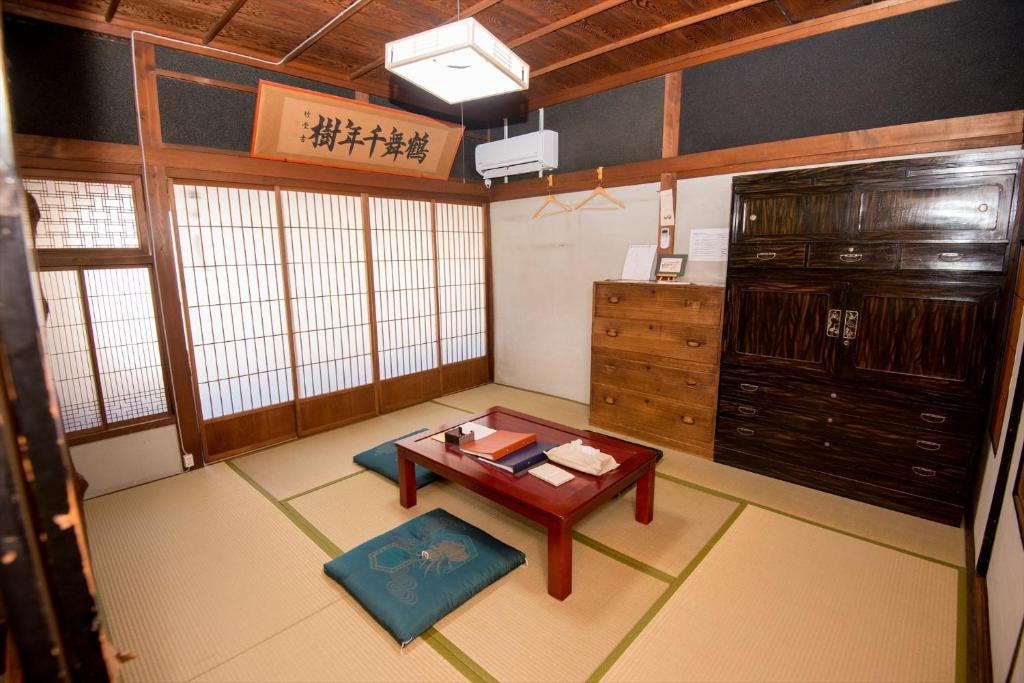 an overhead view of a room with a table at 437 Kinomotocho - Hotel / Vacation STAY 8616 in Kumano