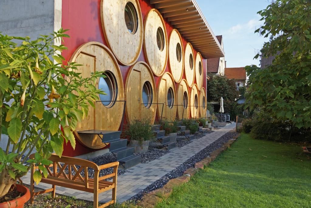 Un edificio con un montón de ventanas. en Rüedi - Fasstastische Ferien, en Trasadingen