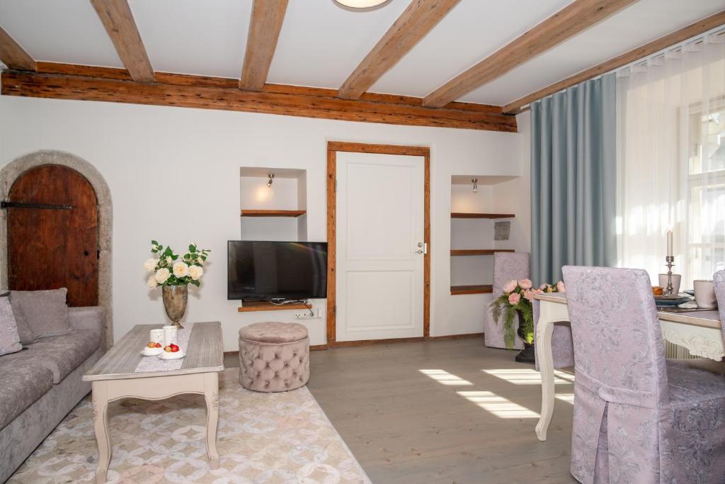 TV a/nebo společenská místnost v ubytování Rataskaevu Boutique - 7 Unique Apartments