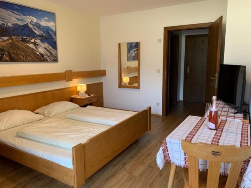 Postel nebo postele na pokoji v ubytování Dorfgasthof Hotel Staberhof